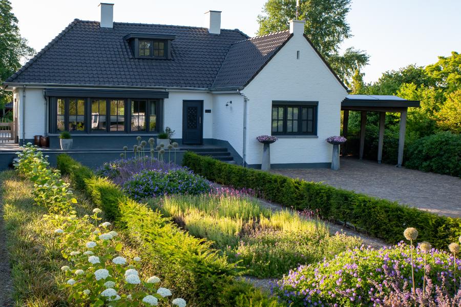 bloemrijke voortuin met ruime oprit dutch quality gardens visio vireo tuinen (1)
