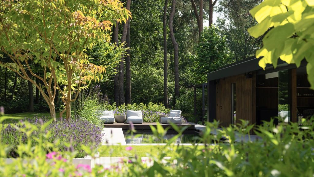 bostuin met zwembad en poolhouse sparq tuinen