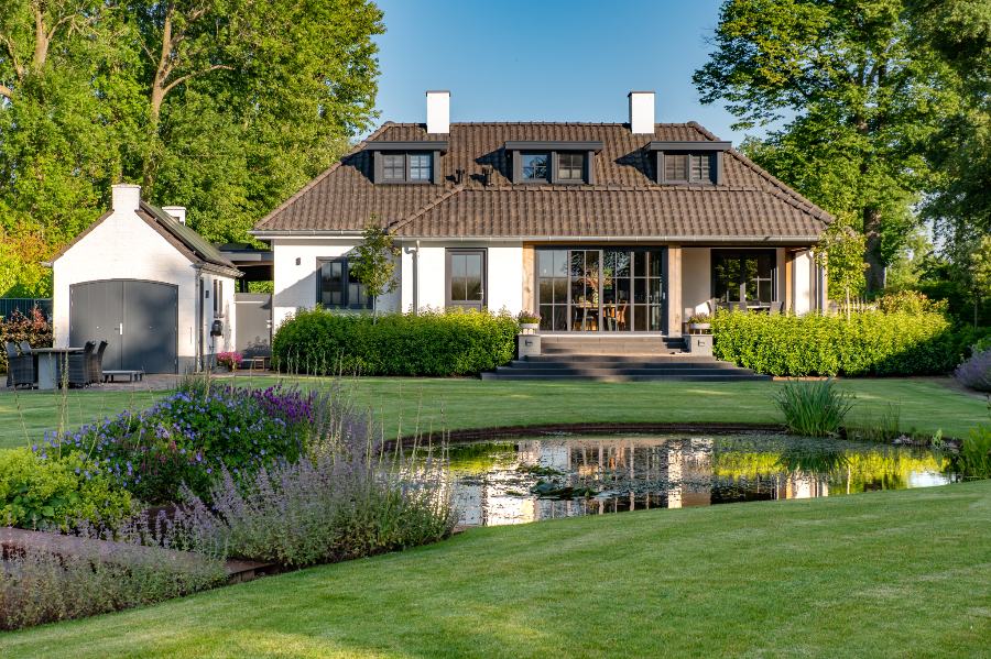 landelijk gelegen tuin met vijver dutch quality gardens visio vireo tuinen (1)